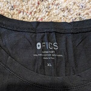 Figs under scrub top, size XL